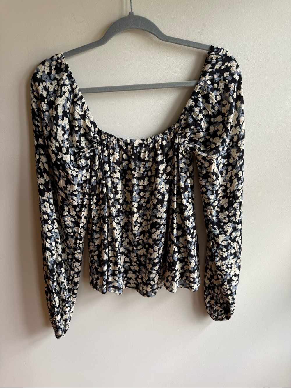 Billabong Bohemian Black and Cream Ditsy Floral Long Peasant Sleeves, size M